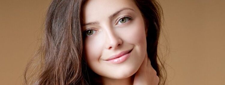 chica con cabello sano y bien cuidado